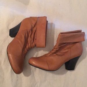 Skechers Camel leather booties Size 7